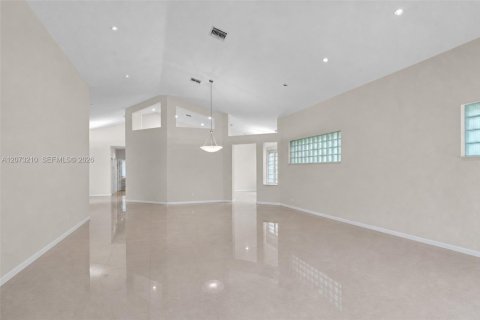 House in Pembroke Pines, Florida 4 bedrooms, 250.37 sq.m. № 2307354 - photo 14