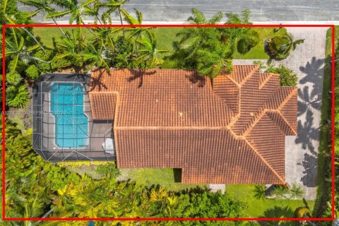 House in Pembroke Pines, Florida 4 bedrooms, 250.37 sq.m. № 2307354 - photo 4