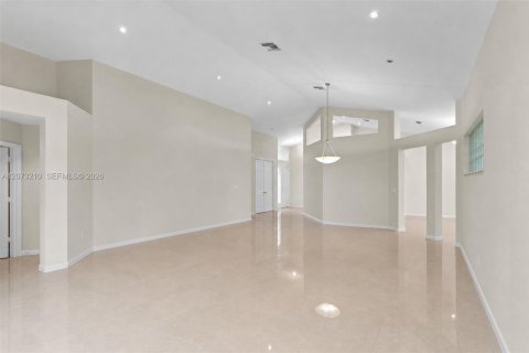 House in Pembroke Pines, Florida 4 bedrooms, 250.37 sq.m. № 2307354 - photo 12