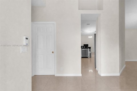 House in Pembroke Pines, Florida 4 bedrooms, 250.37 sq.m. № 2307354 - photo 6