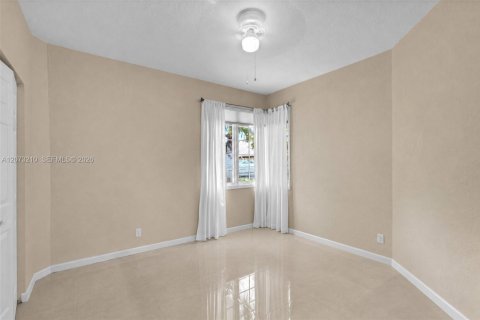 House in Pembroke Pines, Florida 4 bedrooms, 250.37 sq.m. № 2307354 - photo 20