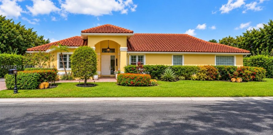 House in Pembroke Pines, Florida 4 bedrooms, 250.37 sq.m. № 2307354