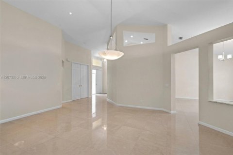 House in Pembroke Pines, Florida 4 bedrooms, 250.37 sq.m. № 2307354 - photo 13