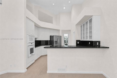 House in Pembroke Pines, Florida 4 bedrooms, 250.37 sq.m. № 2307354 - photo 15