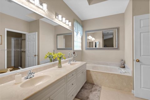 House in Pembroke Pines, Florida 4 bedrooms, 250.37 sq.m. № 2307354 - photo 29