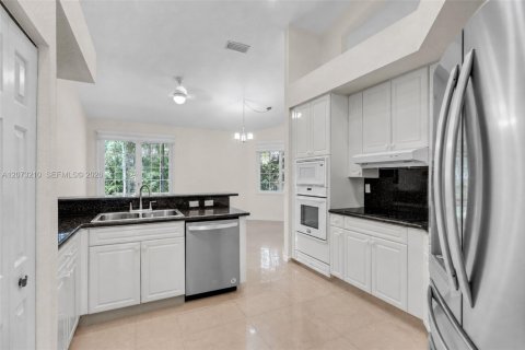 House in Pembroke Pines, Florida 4 bedrooms, 250.37 sq.m. № 2307354 - photo 16