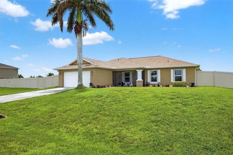 House in Lehigh Acres, Florida 3 bedrooms, 154.78 sq.m. № 1807925 - photo 2