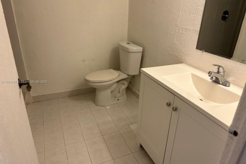Condo in Miami, Florida, 2 bedrooms  № 1940403 - photo 17