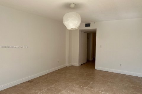 Condo in Miami, Florida, 2 bedrooms  № 1940403 - photo 15