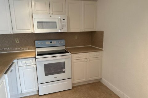 Condo in Miami, Florida, 2 bedrooms  № 1940403 - photo 7