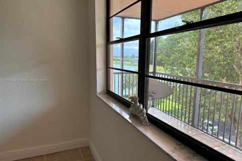 Condo in Miami, Florida, 2 bedrooms  № 1940403 - photo 25