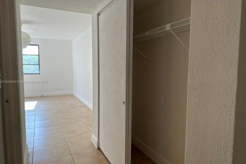 Condo in Miami, Florida, 2 bedrooms  № 1940403 - photo 19