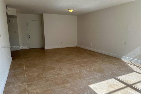 Condo in Miami, Florida, 2 bedrooms  № 1940403 - photo 9