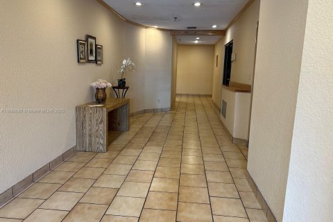 Condo in Miami, Florida, 2 bedrooms  № 1940403 - photo 6