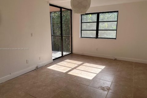 Condo in Miami, Florida, 2 bedrooms  № 1940403 - photo 13