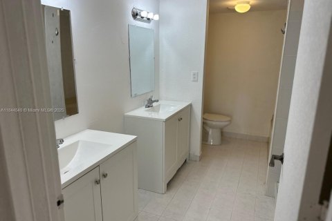Condo in Miami, Florida, 2 bedrooms  № 1940403 - photo 14