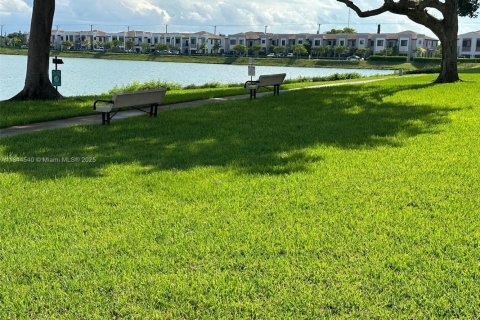Condo in Miami, Florida, 2 bedrooms  № 1940403 - photo 5