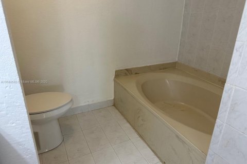 Condo in Miami, Florida, 2 bedrooms  № 1940403 - photo 18