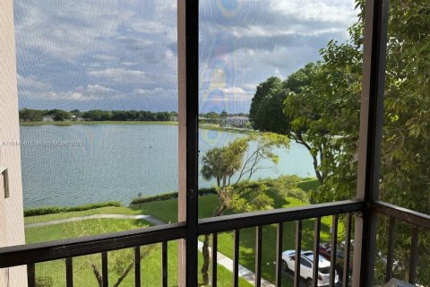 Condo in Miami, Florida, 2 bedrooms  № 1940403 - photo 1