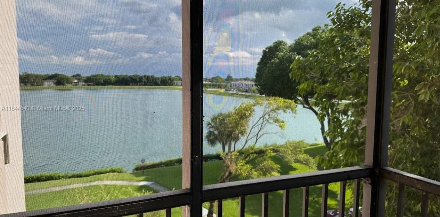 Condo in Miami, Florida, 2 bedrooms № 1940403
