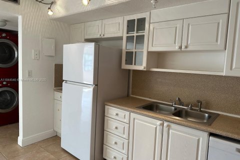 Condo in Miami, Florida, 2 bedrooms  № 1940403 - photo 8