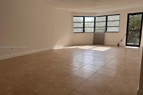 Condo in Miami, Florida, 2 bedrooms  № 1940403 - photo 10