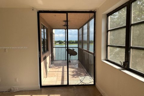 Condo in Miami, Florida, 2 bedrooms  № 1940403 - photo 21