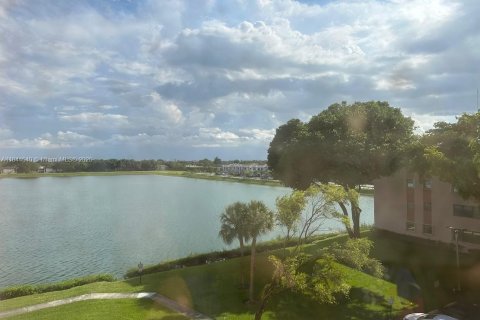 Condo in Miami, Florida, 2 bedrooms  № 1940403 - photo 11