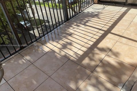 Condo in Miami, Florida, 2 bedrooms  № 1940403 - photo 2