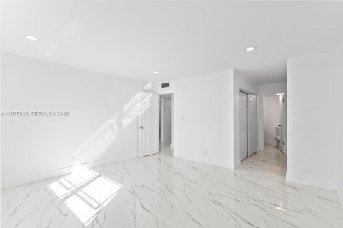 Condo in Lauderhill, Florida, 1 bedroom  № 2052892 - photo 9