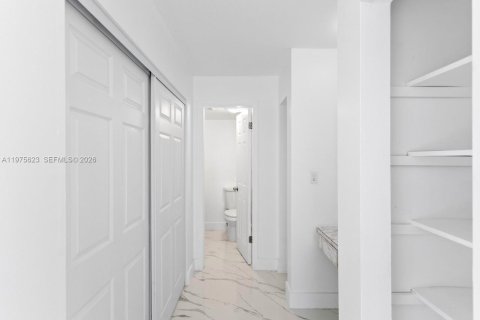 Condo in Lauderhill, Florida, 1 bedroom  № 2052892 - photo 7