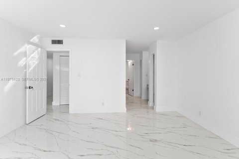 Condo in Lauderhill, Florida, 1 bedroom  № 2052892 - photo 10