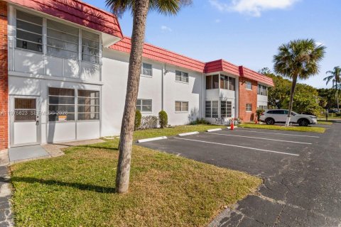Condo in Lauderhill, Florida, 1 bedroom  № 2052892 - photo 2
