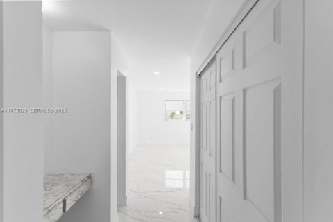 Condo in Lauderhill, Florida, 1 bedroom  № 2052892 - photo 4