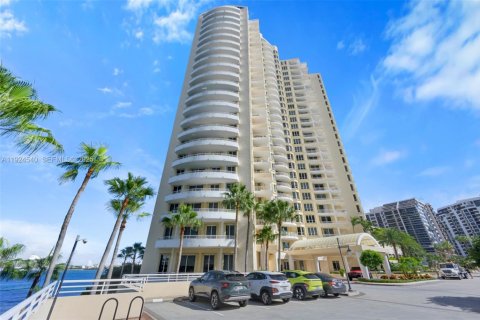 Condo in Miami, Florida, 2 bedrooms  № 1982787 - photo 24