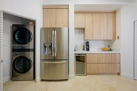 Condo in Miami, Florida, 2 bedrooms  № 1982787 - photo 9