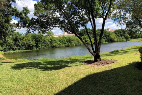 Снять в аренду кондоминиум в Пемброк-Пайнс, Флорида 2 спальни, 111.2м2, № 1933485 - фото 1