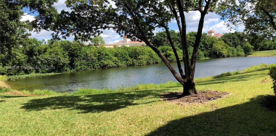 Condominio en Pembroke Pines, Florida, 2 dormitorios № 1933485