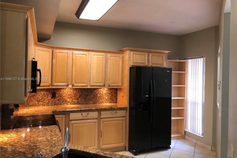 Снять в аренду кондоминиум в Пемброк-Пайнс, Флорида 2 спальни, 111.2м2, № 1933485 - фото 3