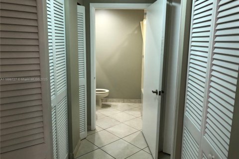 Снять в аренду кондоминиум в Пемброк-Пайнс, Флорида 2 спальни, 111.2м2, № 1933485 - фото 15