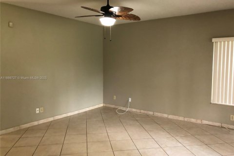 Снять в аренду кондоминиум в Пемброк-Пайнс, Флорида 2 спальни, 111.2м2, № 1933485 - фото 5