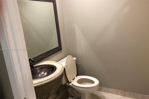 Снять в аренду кондоминиум в Пемброк-Пайнс, Флорида 2 спальни, 111.2м2, № 1933485 - фото 16