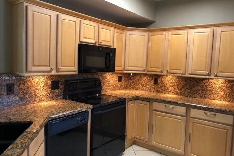 Снять в аренду кондоминиум в Пемброк-Пайнс, Флорида 2 спальни, 111.2м2, № 1933485 - фото 2