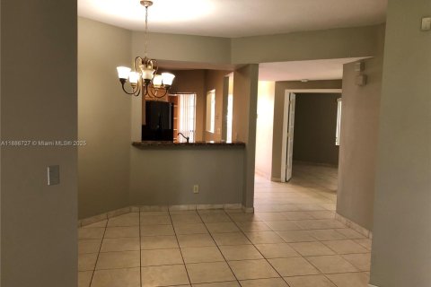 Снять в аренду кондоминиум в Пемброк-Пайнс, Флорида 2 спальни, 111.2м2, № 1933485 - фото 10