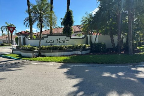 Снять в аренду кондоминиум в Пемброк-Пайнс, Флорида 2 спальни, 111.2м2, № 1933485 - фото 30