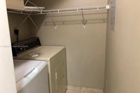 Снять в аренду кондоминиум в Пемброк-Пайнс, Флорида 2 спальни, 111.2м2, № 1933485 - фото 17