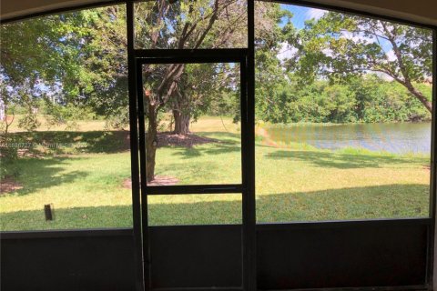 Снять в аренду кондоминиум в Пемброк-Пайнс, Флорида 2 спальни, 111.2м2, № 1933485 - фото 7