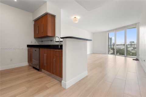 Condominio en venta en Miami, Florida, 1 dormitorio, 78.6 m2 № 2000802 - foto 4