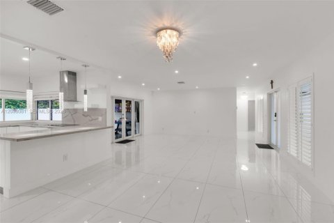 House in Miami Lakes, Florida 3 bedrooms, 170.29 sq.m. № 2392788 - photo 9