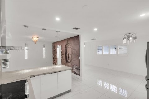 House in Miami Lakes, Florida 3 bedrooms, 170.29 sq.m. № 2392788 - photo 12